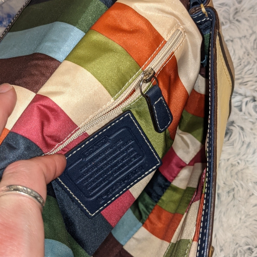🚫Sold🚫 Vintage Coach crossbody - Picture 5 of 7